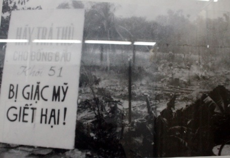 Diễn viên của đoàn văn công quân đội biểu diễn tại nơi chiến đấu ở Hà Tây năm 1972