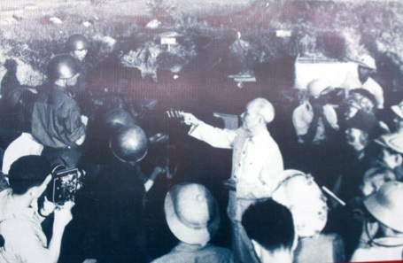 Xác B52 vương vãi trên đường phố Hà Nội năm 1972