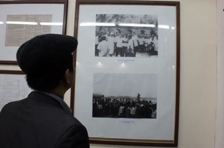 Triển lãm thu hút đông người đến xem.