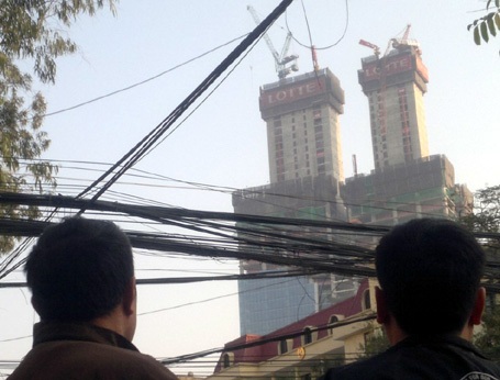 Hà Nội: Gãy cẩu tháp ở tòa nhà 70 tầng, hàng trăm người hoảng loạn - 1 Nhiều người hoảng hồn nhìn cẩu tháp bị gãy gập
