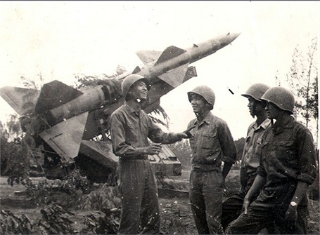 B52 “sập bẫy” tên lửa SAM 2 trên bầu trời Hà Nội - 2 Các chiến sĩ đơn vị phòng không không quân bảo vệ bầu trời Hà Nội