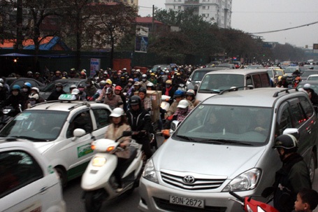 Đổi giờ, giao thông Hà Nội vẫn rối loạn - 6