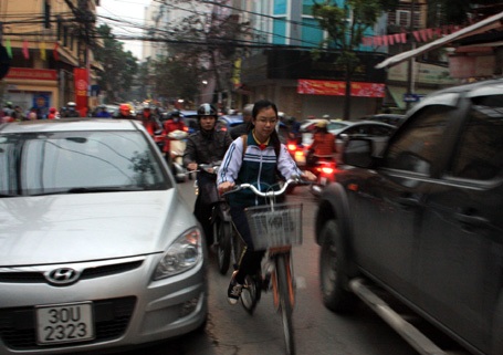 Đổi giờ, giao thông Hà Nội vẫn rối loạn - 12