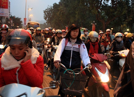 Đổi giờ, giao thông Hà Nội vẫn rối loạn - 17