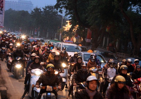 Đổi giờ, giao thông Hà Nội vẫn rối loạn - 15