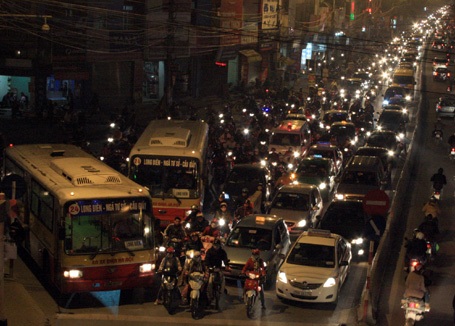 Đổi giờ, giao thông Hà Nội vẫn rối loạn - 16