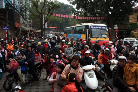 Đổi giờ, giao thông Hà Nội vẫn rối loạn - 1