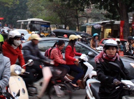 Đổi giờ, giao thông Hà Nội vẫn rối loạn - 3