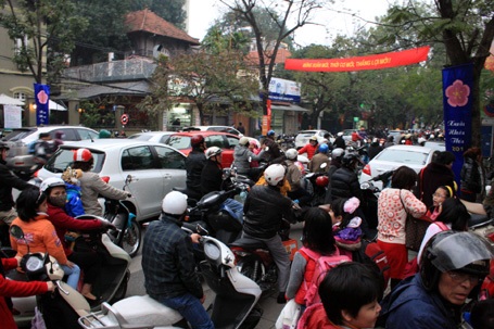 Đổi giờ, giao thông Hà Nội vẫn rối loạn - 8