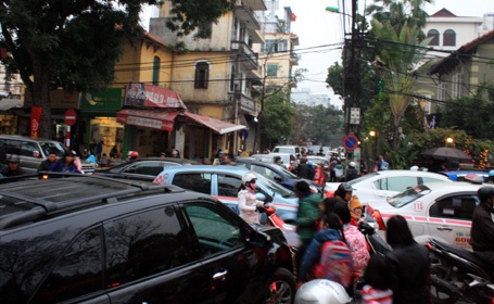 Đổi giờ, giao thông Hà Nội vẫn rối loạn - 9