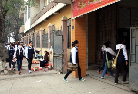 Ra đường từ mờ sáng cho kịp giờ học mới - 9