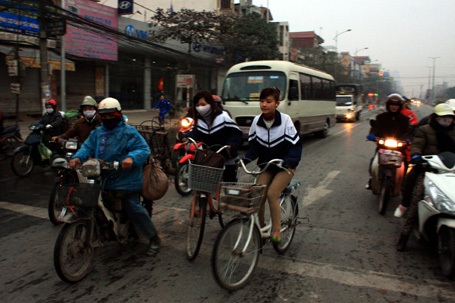 Ra đường từ mờ sáng cho kịp giờ học mới - 1