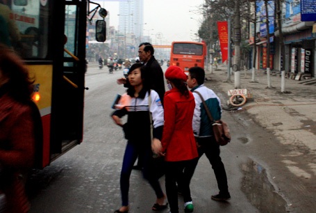 Ra đường từ mờ sáng cho kịp giờ học mới - 3