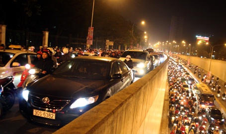 Nhiều tuyến đường Hà Nội vẫn bị ùn tắc vào buổi chiều