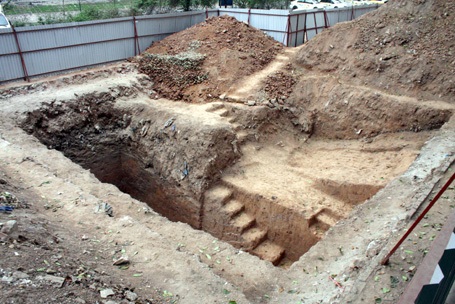 Lớp thứ hai là đất phù sa nâu sẫm