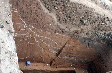 Lớp thứ tư có lẫn hiện vật gạch ngói thời Lê - Nguyễn và ngói hiện đại