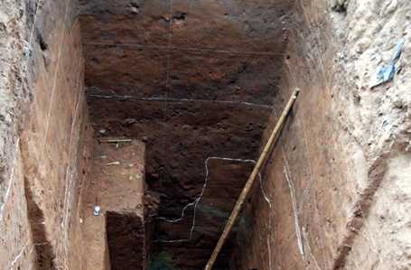 Lớp thứ tư có lẫn hiện vật gạch ngói thời Lê - Nguyễn và ngói hiện đại