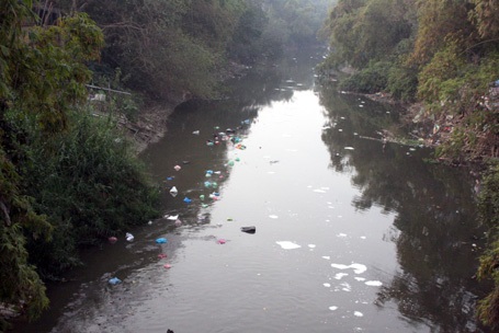 Sông Nhuệ vốn đã ô nhiễm nghiêm trọng, hôm nay lại bị người dân thi nhau đầu độc