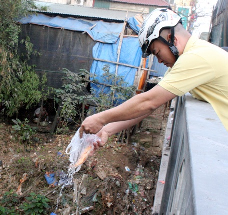 Sông Nhuệ vốn đã ô nhiễm nghiêm trọng, hôm nay lại bị người dân thi nhau đầu độc