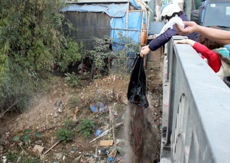 Sông Nhuệ vốn đã ô nhiễm nghiêm trọng, hôm nay lại bị người dân thi nhau đầu độc