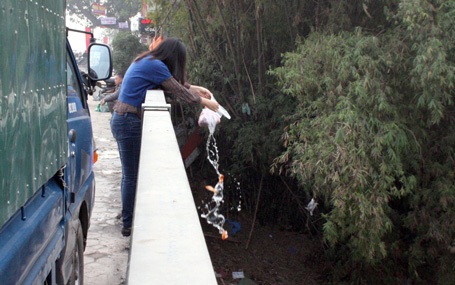 Sông Nhuệ vốn đã ô nhiễm nghiêm trọng, hôm nay lại bị người dân thi nhau đầu độc