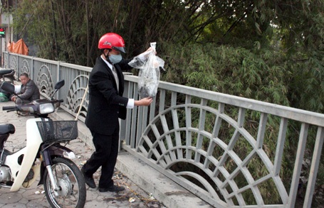 Sông Nhuệ vốn đã ô nhiễm nghiêm trọng, hôm nay lại bị người dân thi nhau đầu độc