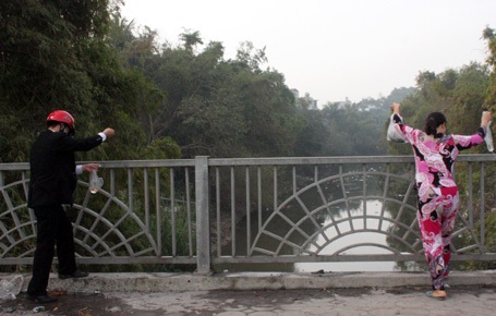 Sông Nhuệ vốn đã ô nhiễm nghiêm trọng, hôm nay lại bị người dân thi nhau đầu độc