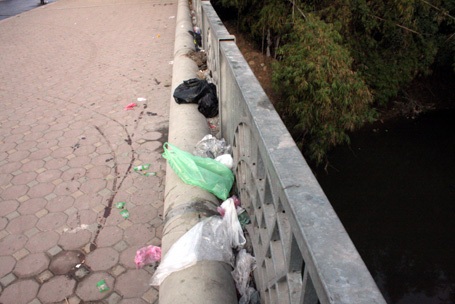 Rác ngập thành cầu sau khi cá được phóng sinh