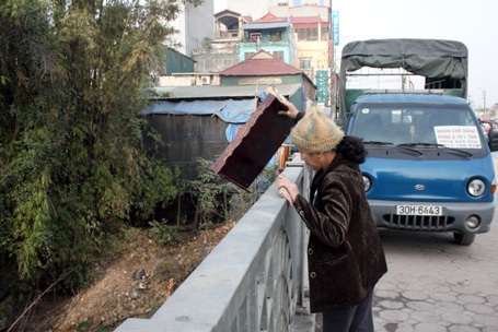Rác ngập thành cầu sau khi cá được phóng sinh
