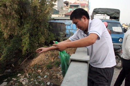 Túi lớn, túi bé phi xuống lòng sông