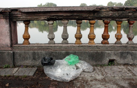 Hồ Thủ Lệ hôm nay cũng bị rác bủa vây