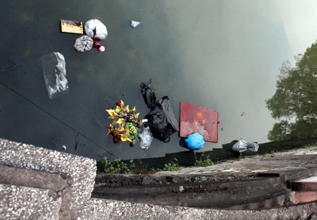 Đủ mọi kiểu rác từ đồ thờ cúng được người dân thả xuống hồ