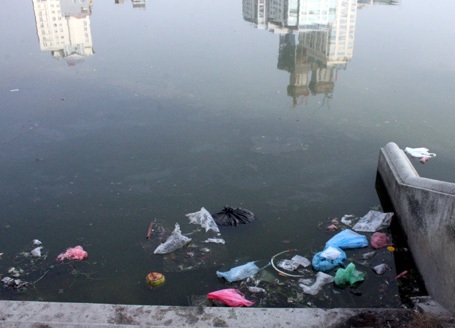 Rác ngập hồ Ngọc Khánh