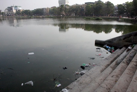 Rác ngập hồ Ngọc Khánh