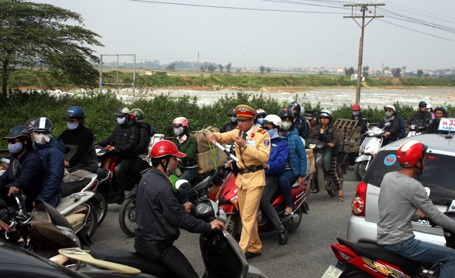 Cảnh sát giao thông căng mình ra phân luồng nhưng đường vẫn không thông