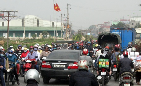 Tuyến đường 1A cũ đoạn qua địa phận huyện Thanh Trì (Hà Nội) bị ùn tắc kéo dài