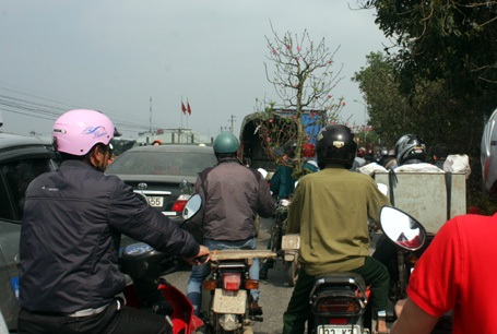 Hàng Tết cồng kềnh góp phần thêm ùn tắc