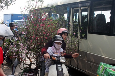 Hàng Tết cồng kềnh góp phần thêm ùn tắc