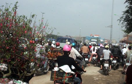 Ùn tắc kéo dài hàng kilomet