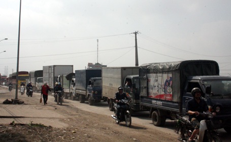 Ô tô tải chở hàng Tết nối đuôi nhau tiến vào Thủ đô