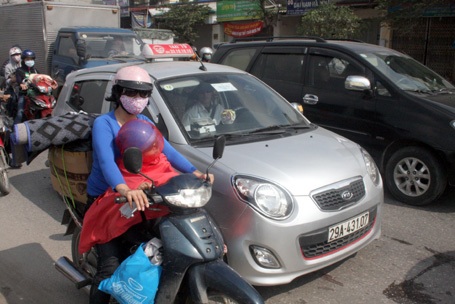 Nhiều em nhỏ cùng cha mẹ về quê ăn Tết cùng chịu cảnh giam trên đường