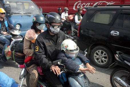 Nhiều em nhỏ cùng cha mẹ về quê ăn Tết cùng chịu cảnh giam trên đường