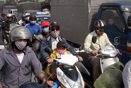 Nhiều em nhỏ cùng cha mẹ về quê ăn Tết cùng chịu cảnh giam trên đường