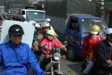 Nhiều em nhỏ cùng cha mẹ về quê ăn Tết cùng chịu cảnh giam trên đường