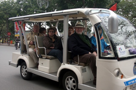 Du khách nước ngoài thưởng ngoạn nét đẹp của Thủ đô trong những ngày Tết.