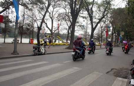 Những tuyến đường quanh hồ Hoàn Kiếm không còn cảnh ồn ào của ô tô, xe máy qua lại