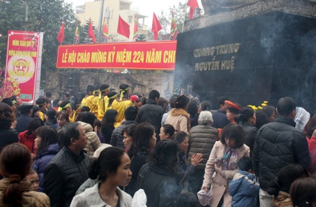 Người dân thành kính trước tượng đài vua Quang Trung - Nguyễn Huệ