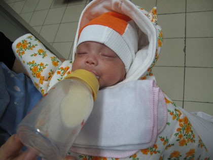 Bé sơ sinh đơn độc trong bệnh viện đoàn tụ với gia đình - 2 Bé Hoàng Hải Kỳ không đơn độc vì có nhiều độc giả