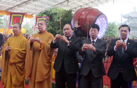 Náo nức khai hội ngôi chùa lớn nhất Việt Nam - 2 Lãnh đạo Nhà nước cùng nhà chùa thực hiện nghi lễ dâng hương