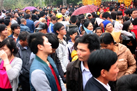 Náo nức khai hội ngôi chùa lớn nhất Việt Nam - 12 Sân chùa luôn đông nghẹt người